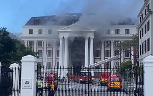 Пожар в здании парламента ЮАР начался сегодня утром