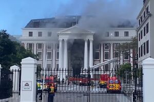 Пожежа у будівлі парламенту ПАР почалася сьогодні вранці