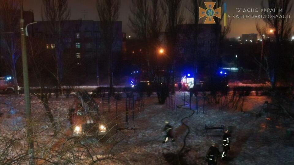 Рятувальники за допомогою висувної драбини евакуювали з будівлі 28 людей