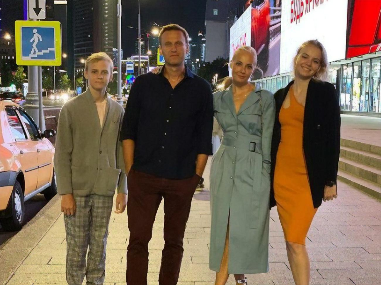 Навальный попросил супругу сделать новогоднее фото с детьми и вставить в него свое изображение