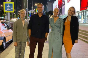 Навальный попросил супругу сделать новогоднее фото с детьми и вставить в него свое изображение