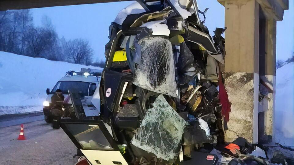 Унаслідок ДТП загинуло п'ятеро людей, зокрема і 47-річний водій автобуса