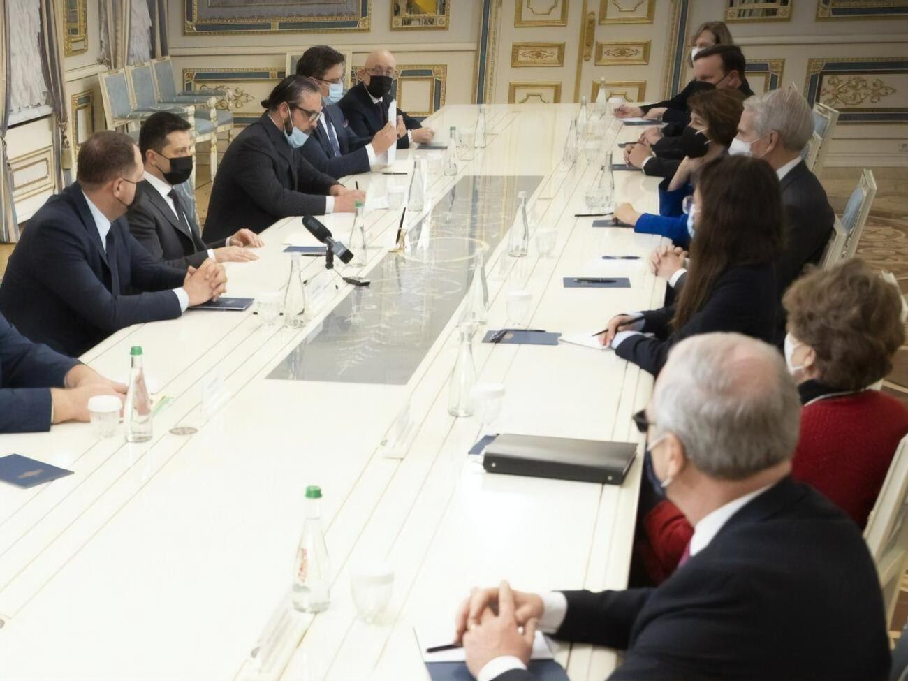 Зеленский (второй слева) 17 января&nbsp;встретился с делегацией американских сенаторов