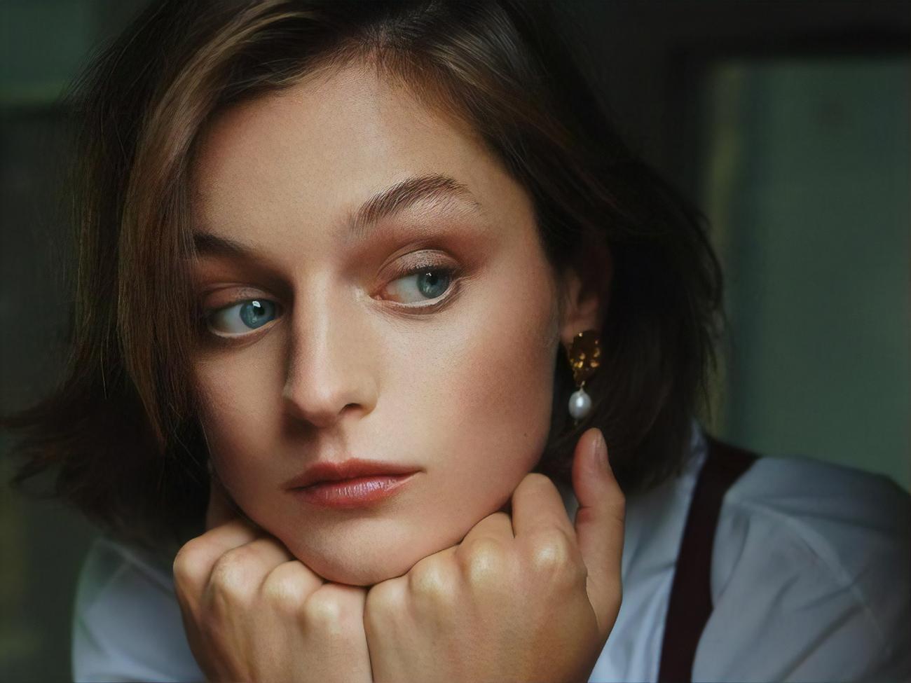 В апреле 2021 года Эмма Коррин совершила каминг-аут и стала называть себя квир-персоной