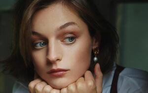 В апреле 2021 года Эмма Коррин совершила каминг-аут и стала называть себя квир-персоной