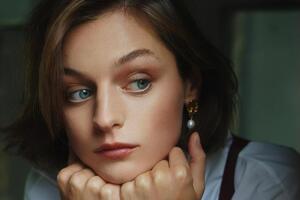 У квітні 2021 року Емма Коррін зробила камінг-аут і стала називати себе квір-персоною