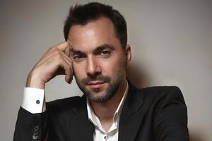 Вопреки заявлениям Алексея Арестовича, в Офисе президента не подтверждают факт его увольнения с должности советника главы ОП и формально считают своим внештатным сотрудником