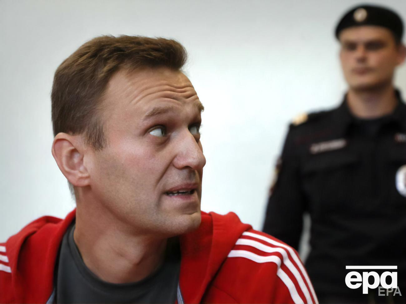 Навальный (на фото) считает, что у Путина "примитивный и популярный у диктаторов взгляд: нельзя проявлять слабость"