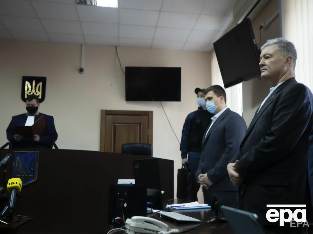 Соколов (слева) избирал меру пресечения Порошенко (справа)