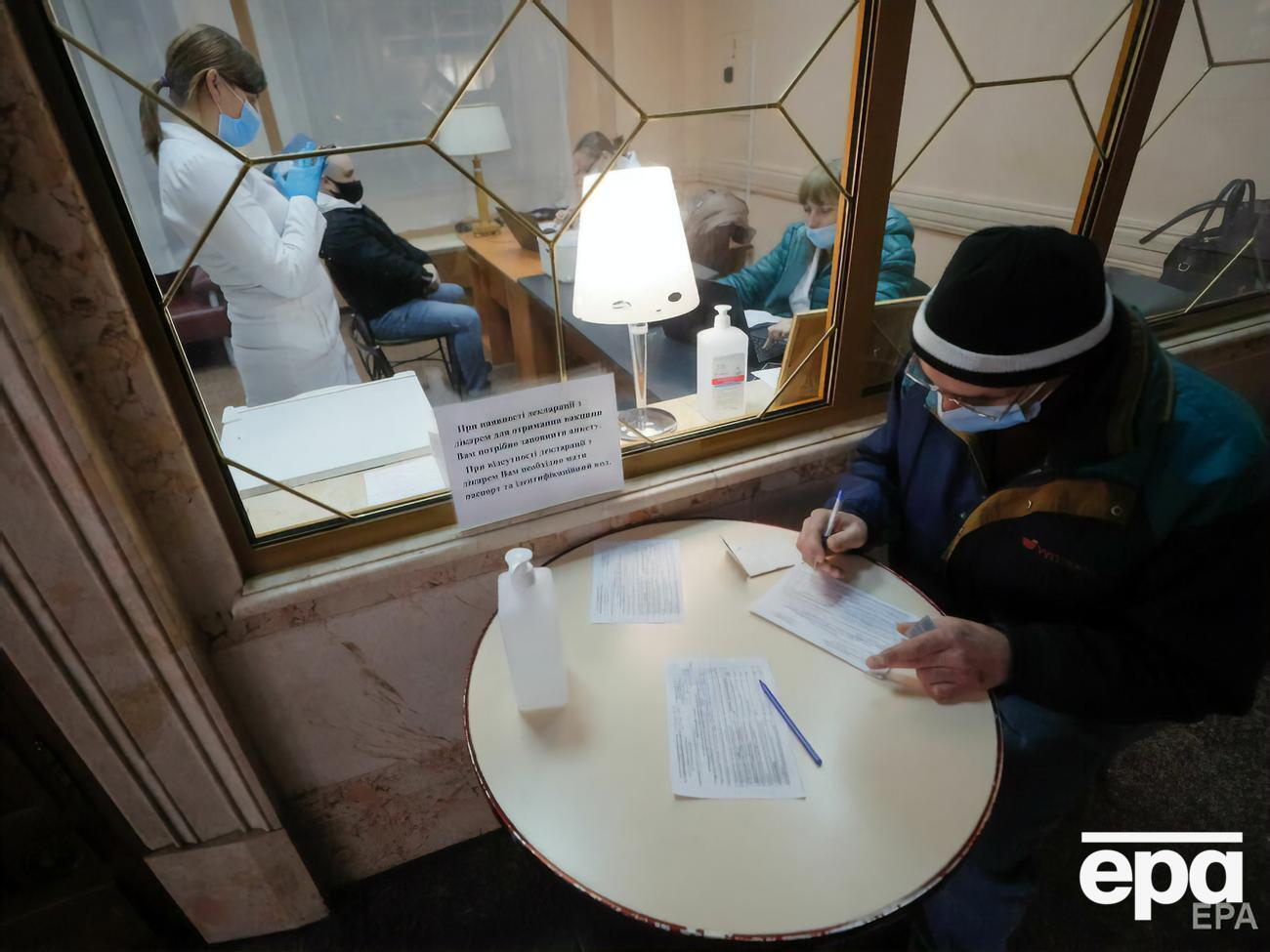 Минздрав предложил ввести обязательную вакцинацию от коронавируса для ряда профессий в сентябре 2021 года