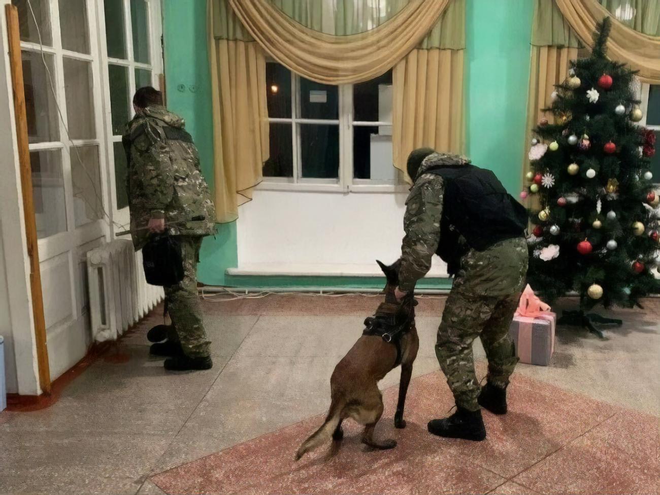 В связи с сообщением о минировании из школ эвакуированы все учащиеся и педагоги
