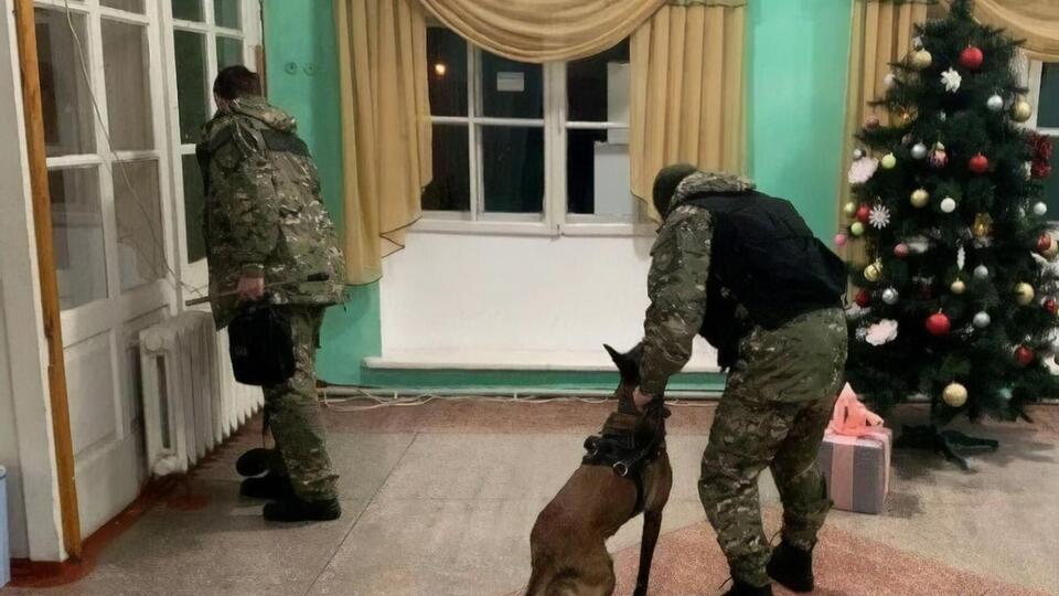 В связи с сообщением о минировании из школ эвакуированы все учащиеся и педагоги