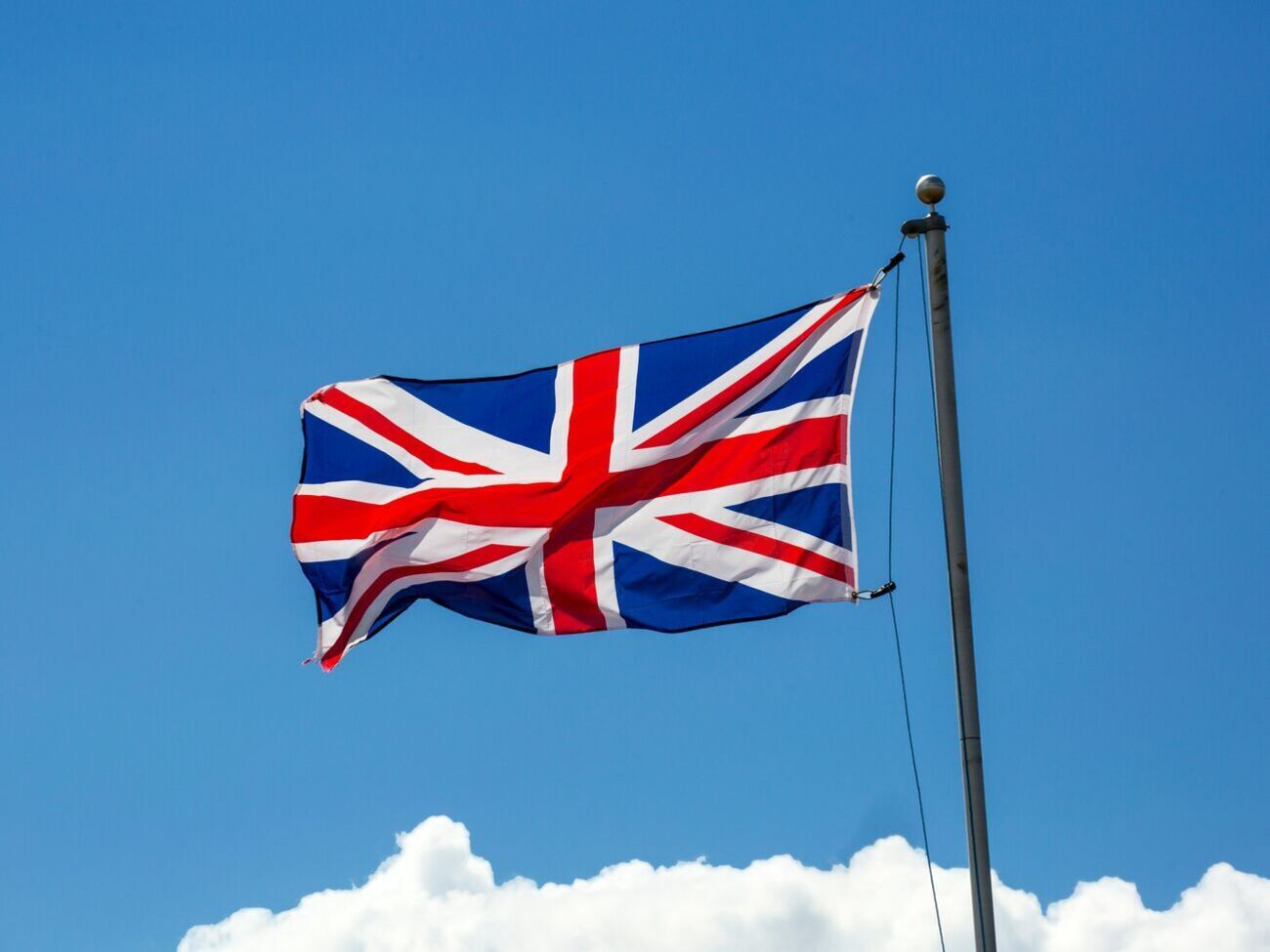 В ответ на возрастающую угрозу со стороны России Великобритания начала поставлять в Украину легкое противотанковое оружие, сообщил министр обороны Соединенного Королевства Бен Уоллес