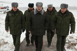 Лукашенко (по центру): С болью в сердце мы наблюдаем все то, что творится в Украине