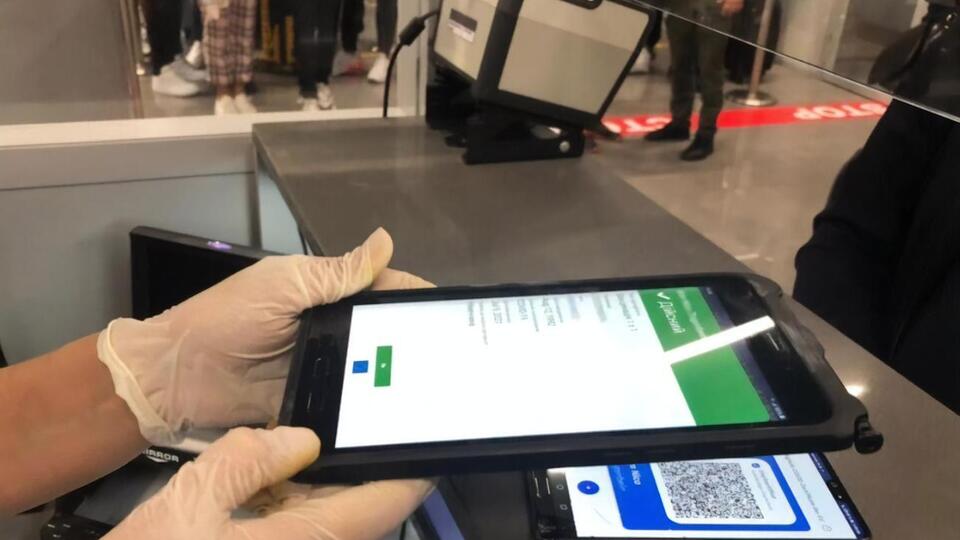 Прикордонники цьогоріч виявили 114 підроблених COVID-сертифікатів у громадян, які прибули до України, зазначили у МВС