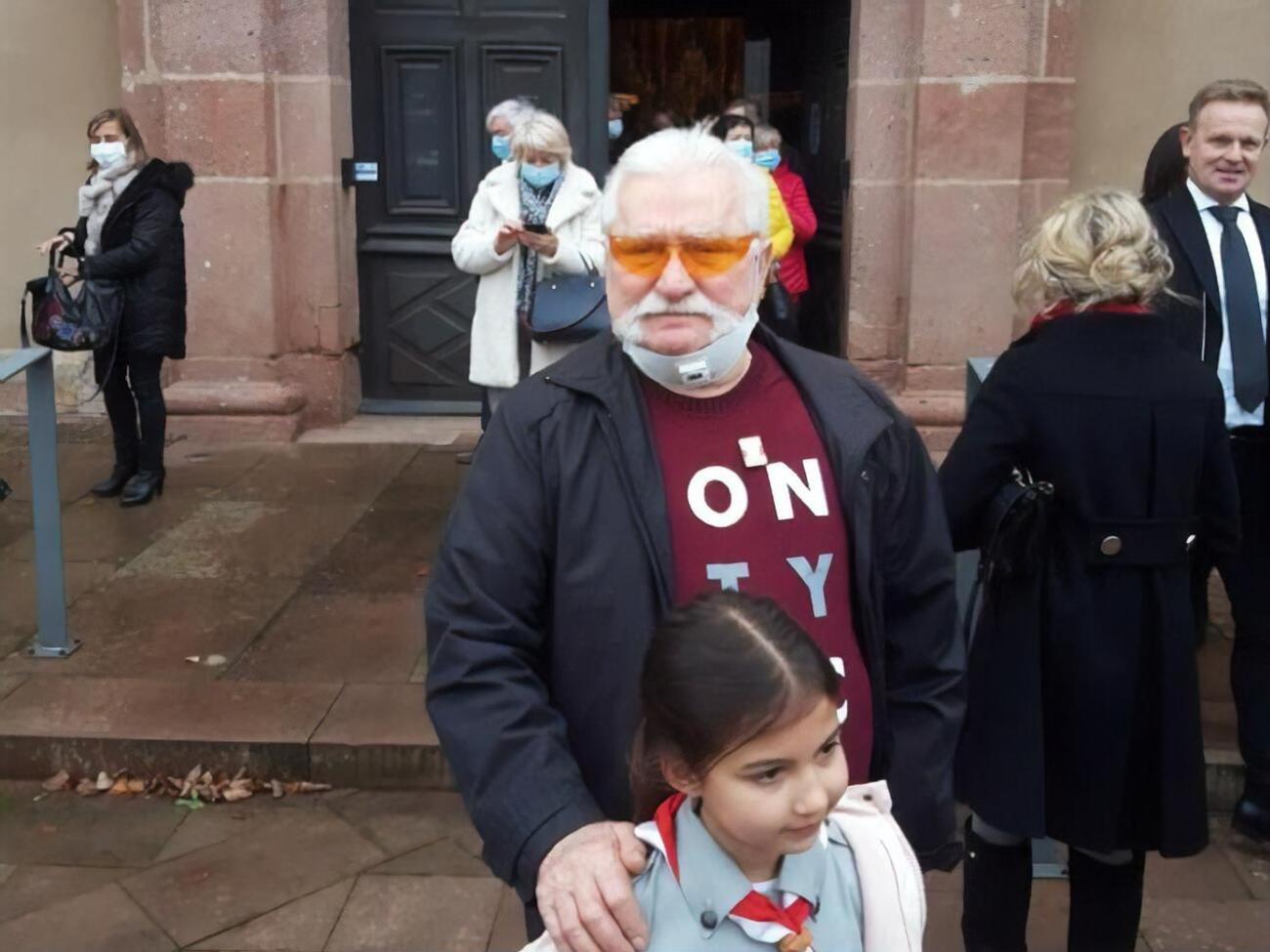 Валенса трижды привился от коронавируса