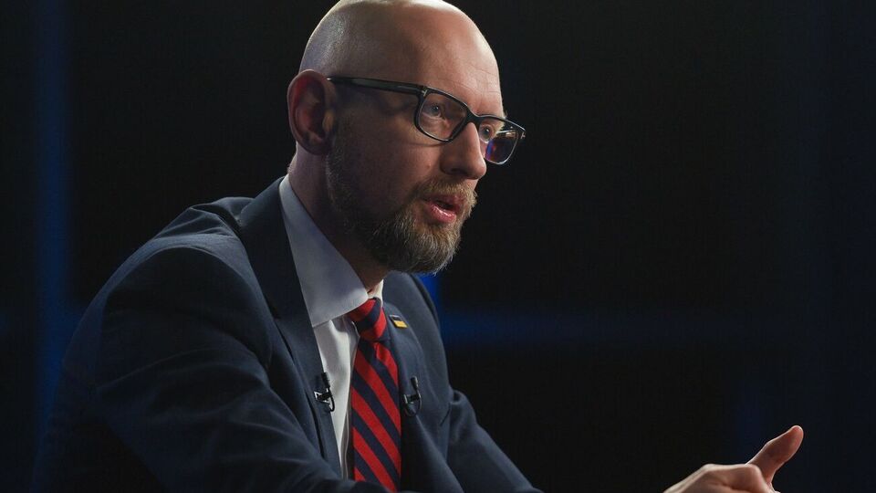 Яценюк: Путін відправив 100 тис. військ на український кордон, знімає війська з Далекого Сходу, знімає "Іскандери" та відправляє їх до України