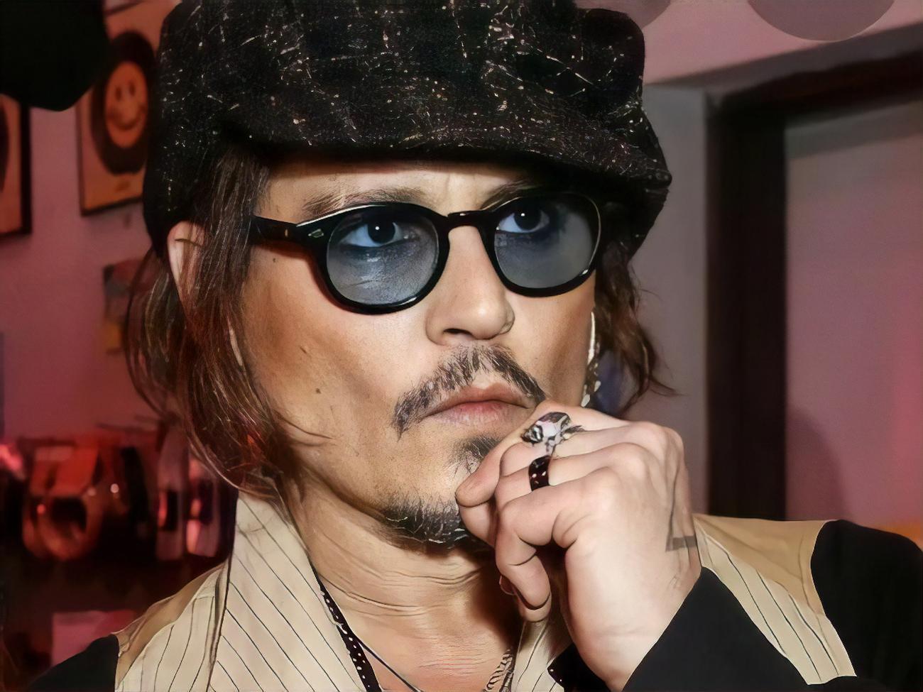 В 2016 году Эмбер Херд подала на развод с Джонни Деппом и обвинила его в домашнем насилии