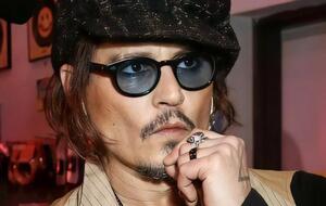 В 2016 году Эмбер Херд подала на развод с Джонни Деппом и обвинила его в домашнем насилии