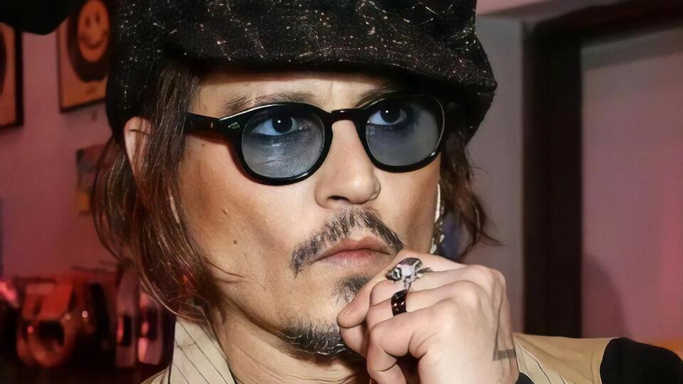 В 2016 году Эмбер Херд подала на развод с Джонни Деппом и обвинила его в домашнем насилии