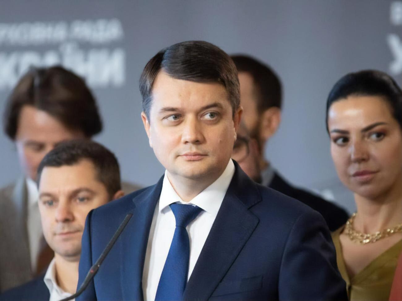 Разумков: Когда у тебя войска на границе, а ты ездишь в Буковель или в другие страны, извините, это некорректно