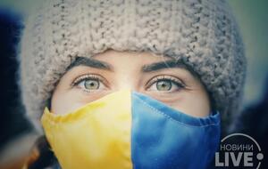 В Киеве в День соборности украинцы объединили берега Днепра живой цепью и собрали 30-метровый флаг. Фоторепортаж