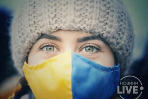 В Киеве в День соборности украинцы объединили берега Днепра живой цепью и собрали 30-метровый флаг. Фоторепортаж