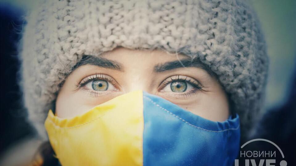 У Києві на День соборності українці об'єднали береги Дніпра живим ланцюгом та зібрали 30-метровий прапор. Фоторепортаж