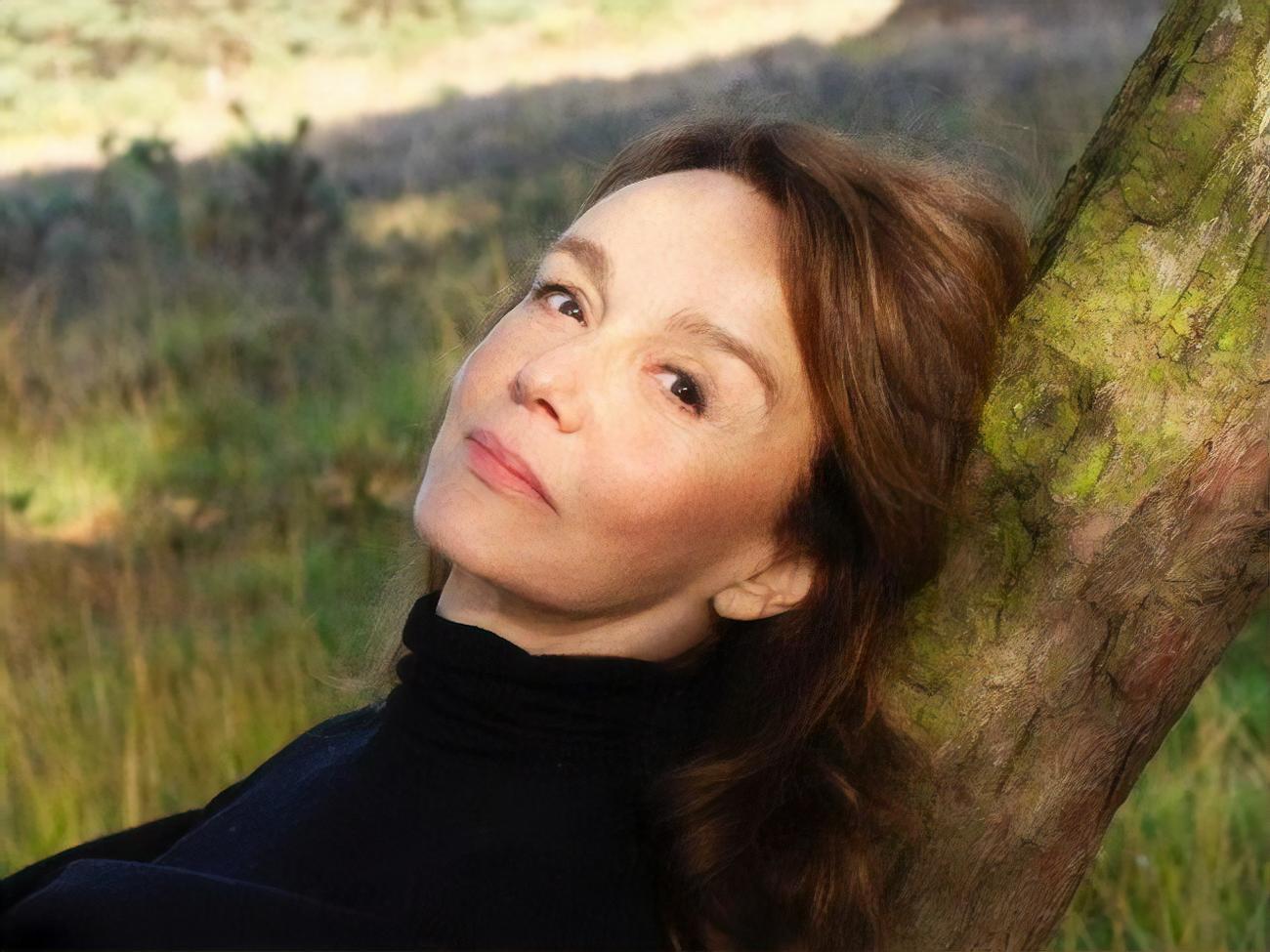 В прозрачном платье Филиппин Леруа-Болье посетила показ осенне-зимней коллекции 2022/2023 бренда Ami