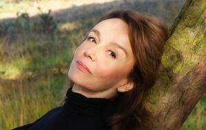 В прозрачном платье Филиппин Леруа-Болье посетила показ осенне-зимней коллекции 2022/2023 бренда Ami