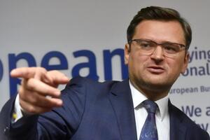 Кулеба отметил, что опасаясь вторжения РФ, "люди начинают напрягаться, паниковать"