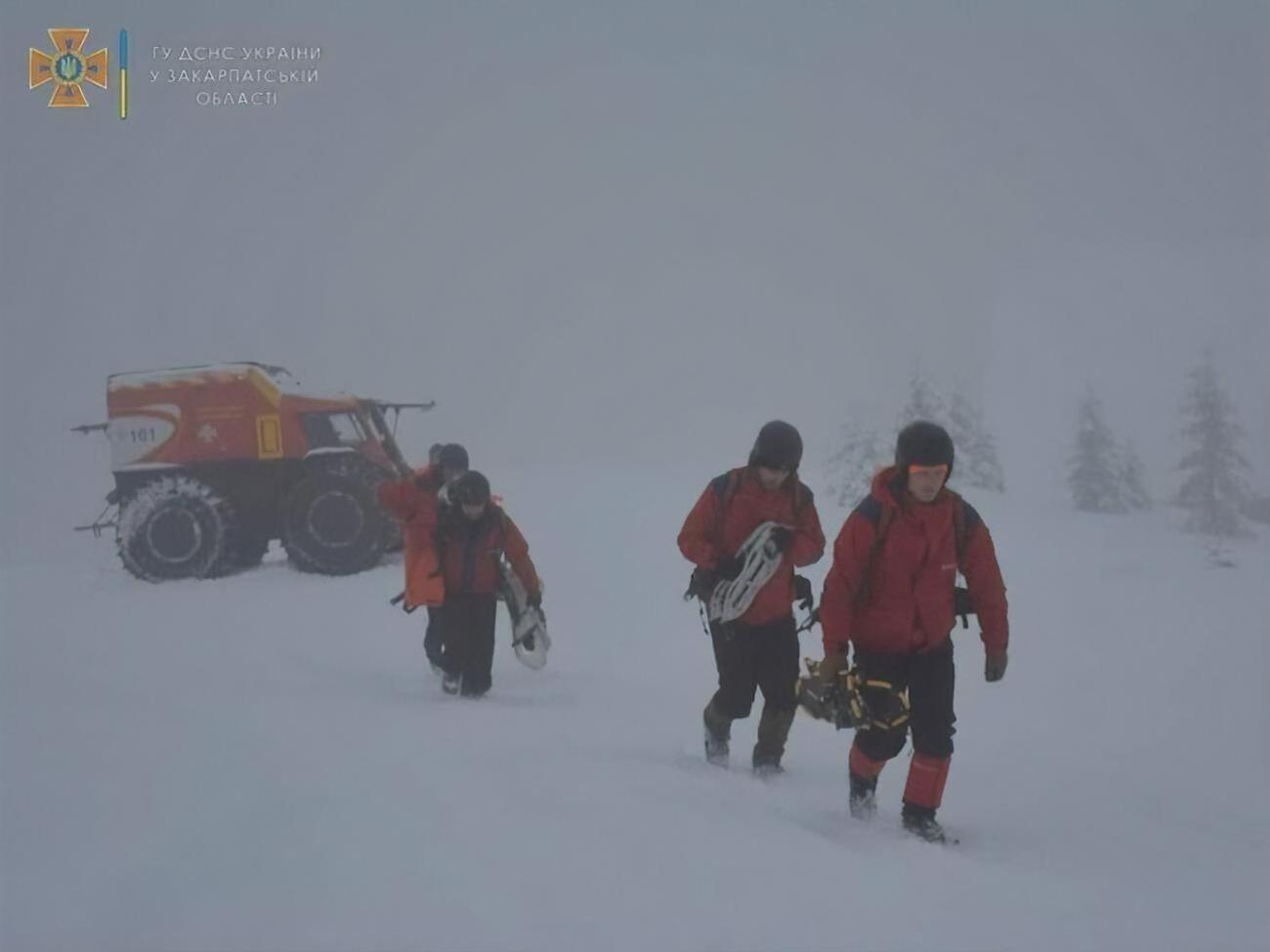 Туристи відкопалися самостійно, але постраждалому знадобилася допомога рятувальників