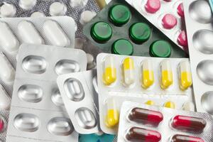 Покупать лекарства на выплаты за вакцинацию можно будет с 24 января