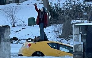 Девушка, пренебрегая правилами безопасности, делала селфи на крыше тонущей машины