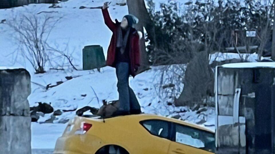 Девушка, пренебрегая правилами безопасности, делала селфи на крыше тонущей машины