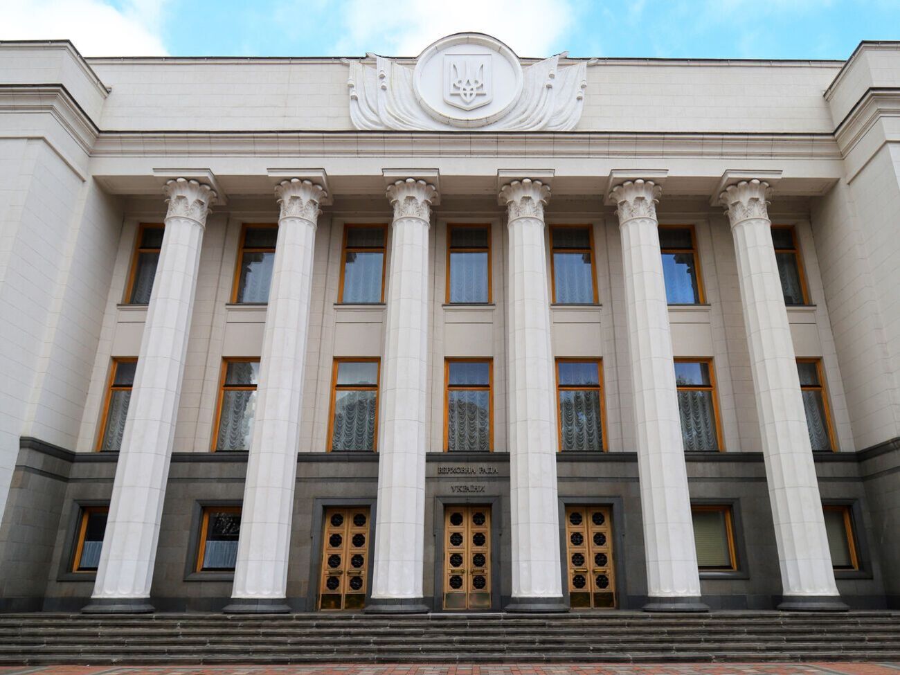 В Верховную Раду проходят семь партий