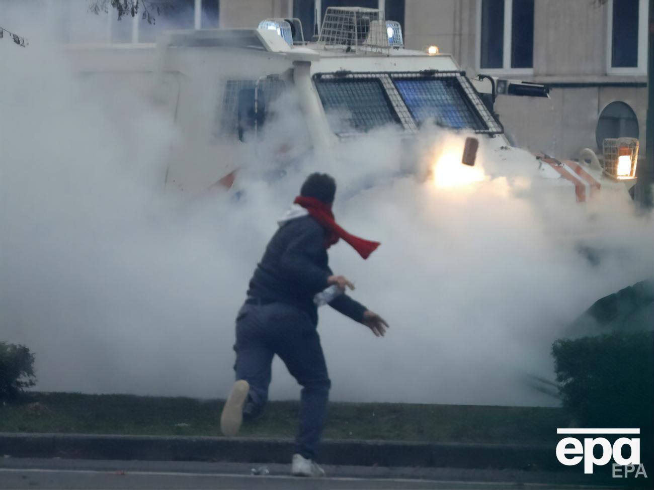 Протестувальники кидали в поліцію та будівлі каміння, поліція розганяла натовп водометами і сльозогінним газом