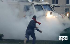 Протестувальники кидали в поліцію та будівлі каміння, поліція розганяла натовп водометами і сльозогінним газом