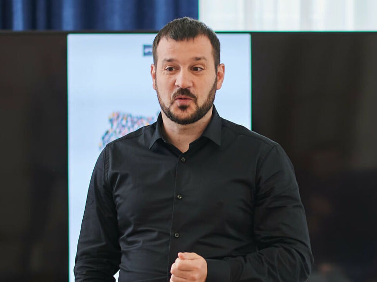 Істерія щодо вторгнення завдає Україні серйозної економічної шкоди і не сильно допомагає у військовому плані