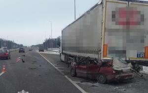 Легковой автомобиль врезался в заднюю часть фуры