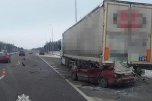 Легковий автомобіль врізався у задню частину фури