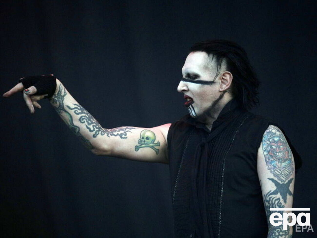 Мерилин Мэнсон снял в клипе&nbsp;на песню Heart-Shaped Glasses свою на тот момент невесту Эван Рейчел Вуд