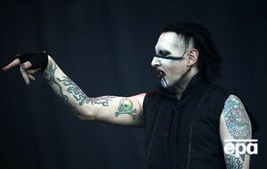 Мерилін Менсон зняв у кліпі на пісню Heart-Shaped Glasses свою на той момент наречену Еван Рейчел Вуд