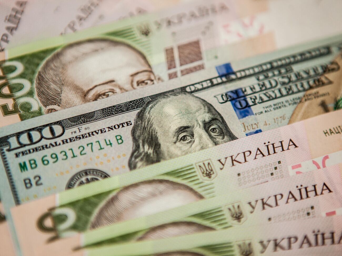 Курс гривні впав щодо долара