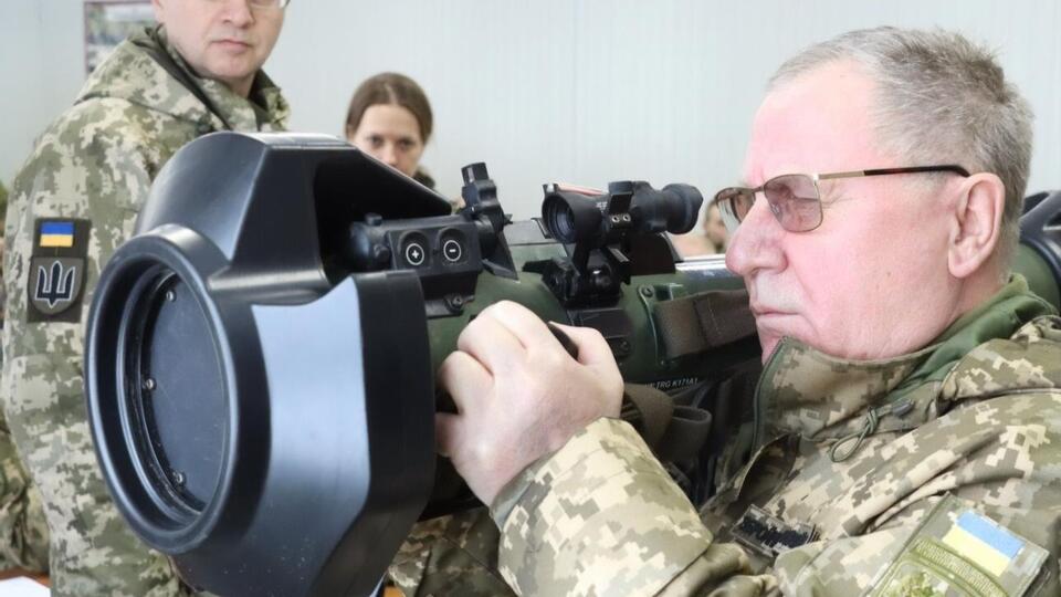 На фоне угрозы возможного российского вторжения Британия отправила в Украину противотанковые ракетные установки, а также инструкторов, которые обучат украинских военных обращению с новым оружием