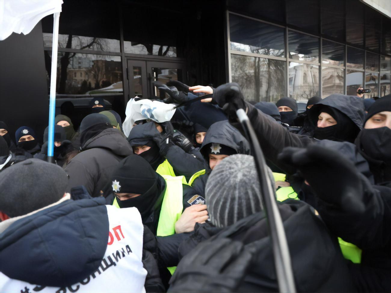 На двух протестующих составили админпротоколы за "злостное неповиновение требованиям полицейского"