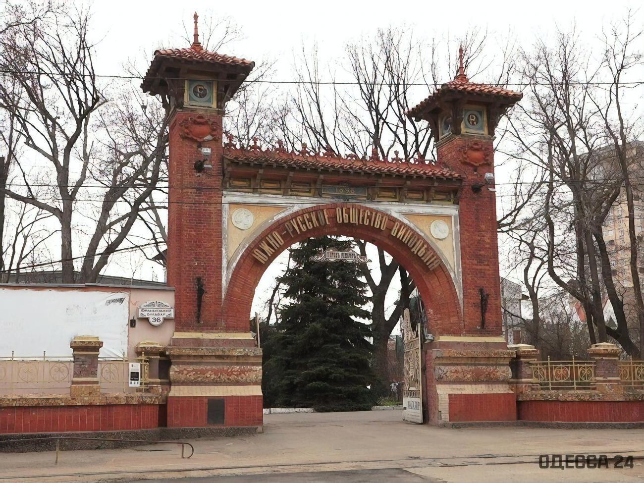 Главное здание завода и арка на въезде&nbsp;&ndash;&nbsp;памятники архитектуры и градостроительства местного значения