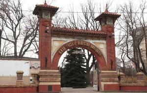 Главное здание завода и арка на въезде – памятники архитектуры и градостроительства местного значения