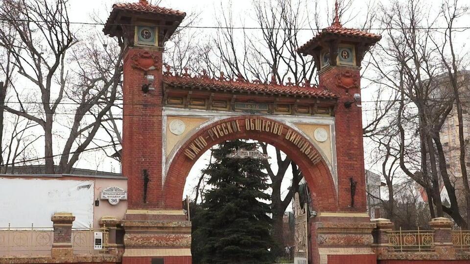 Головна будівля заводу та арка на в'їзді – пам'ятки архітектури і містобудування місцевого значення