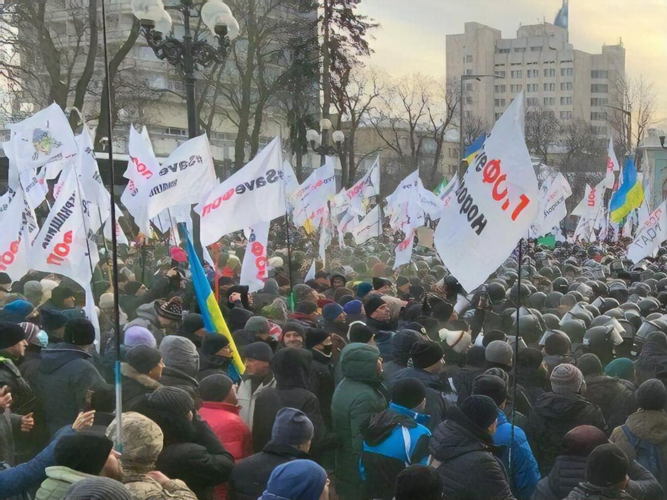 По сообщениям СМИ, более 20 участников акции задержаны правоохранительными органами